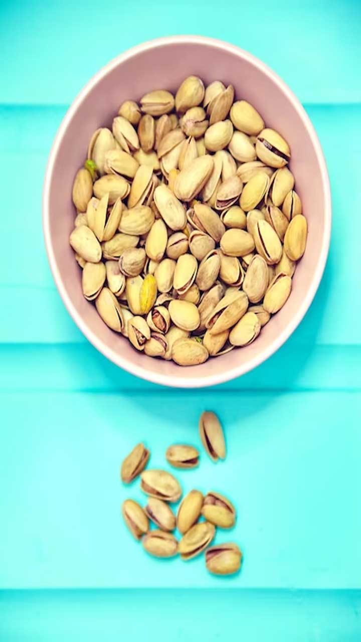 Benefits of eating Pistachios and side effects of eating them